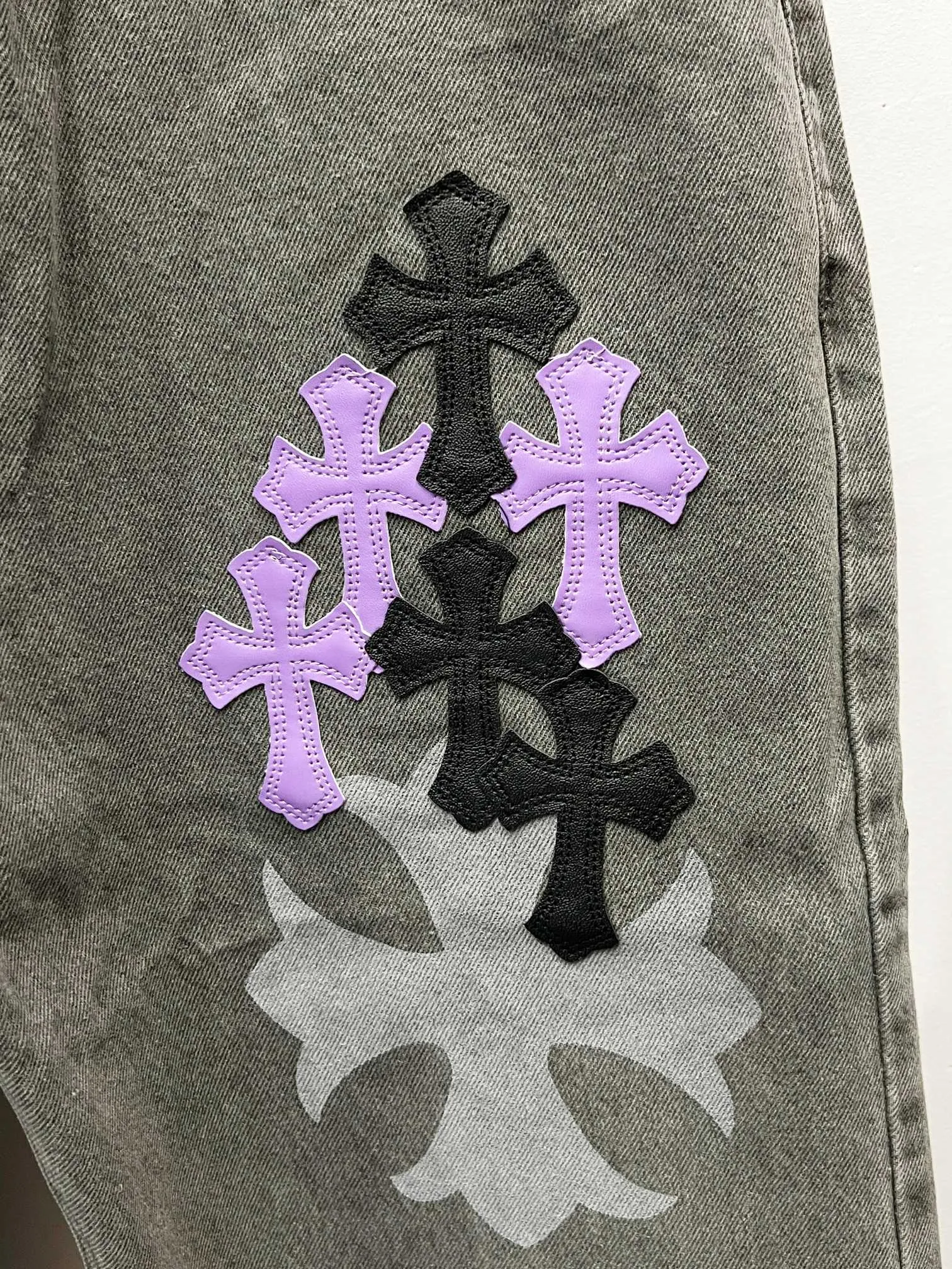 P260 Style Number: (K580) Chrome Hearts & Chrome Hearts 2025 New Heavy Industry Black Purple Cross Pastel Couple's Style Washed Jeans. Styles with different wash textures are very friendly to people with thin legs and thick legs. The straight version is very flattering to the leg shape. The moderate length will never go out of style. It is easy to match casually. It is the basic styling foundation for various styles. It is a must-have in the wardrobe! The fabric is stiff but also makes the upper body soft without losing texture. The washing process is even more perfect. It is a must-have item for everyone! ! ! Washed wheat, hang tag, pants label, three labels complete Size: 30-32-34-36 Color: gray